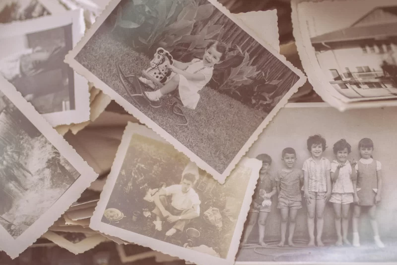 a imagem mostra várias fotografias antigas de criança como forma de resgatar a criança interior na fase adulta da vida