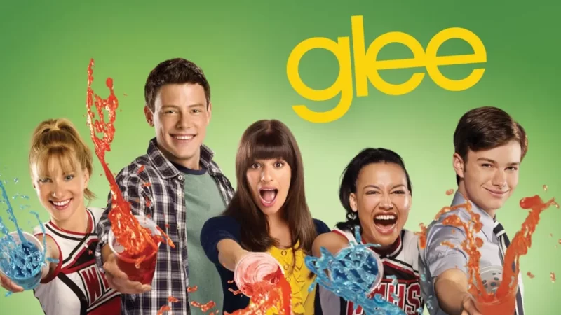 a imagem mostra o elenco da série glee