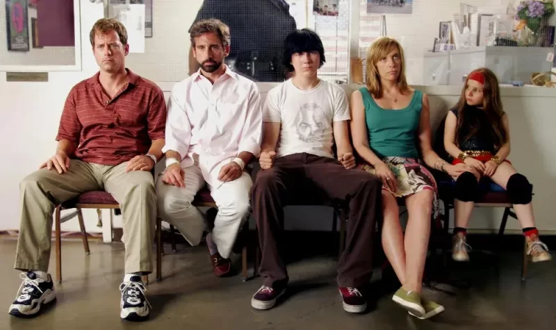 a imagem mostra uma das cenas de little miss sunshine, com toda a família reunida