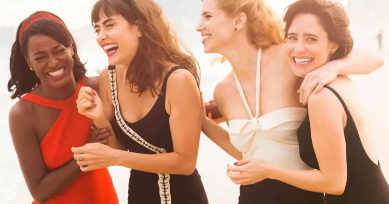 a imagem mostra uma das cenas da série coisa mais linda na netflix