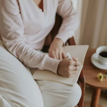 Como aproveitar um final de semana cozy em casa para descansar