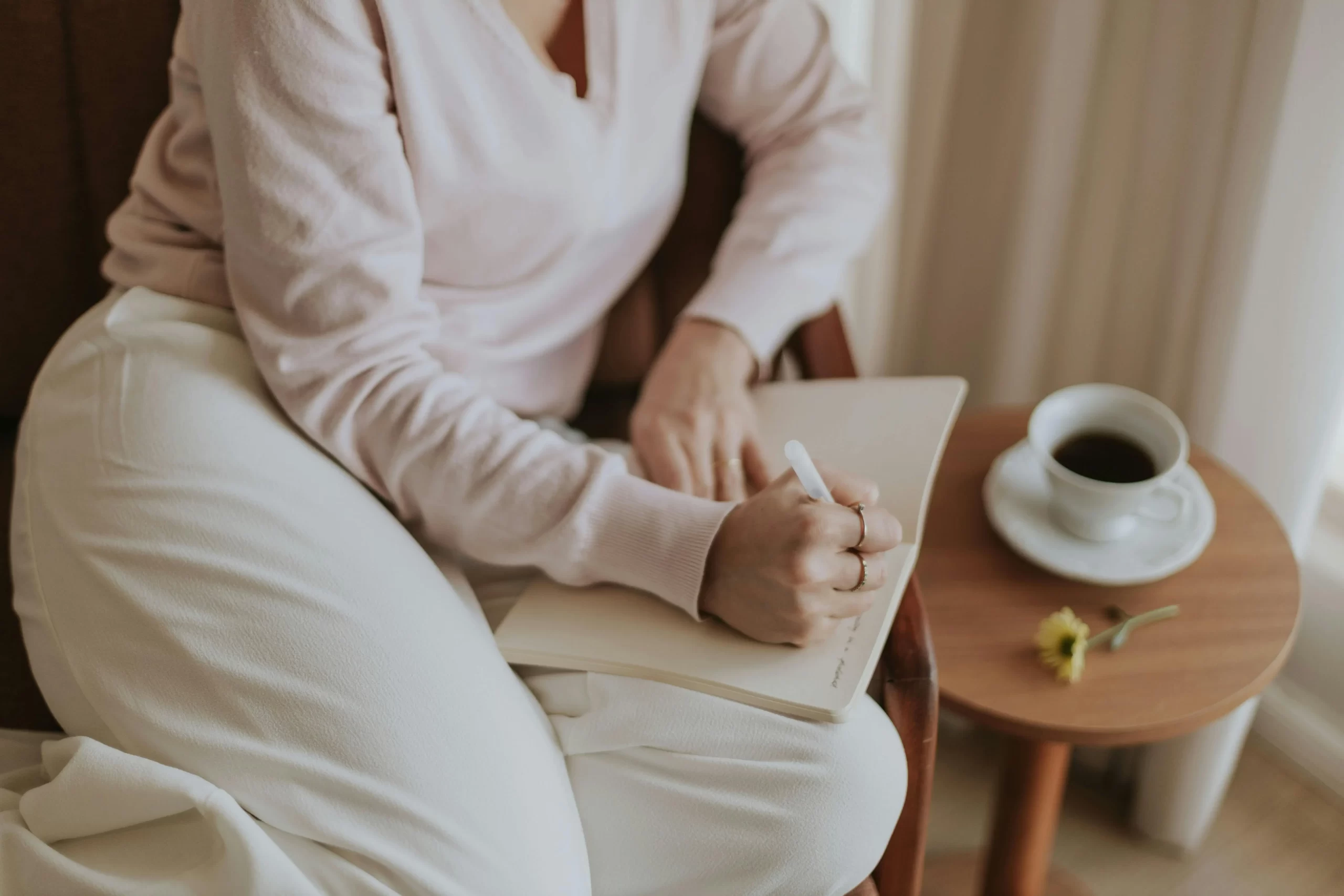 Como aproveitar um final de semana cozy em casa para descansar