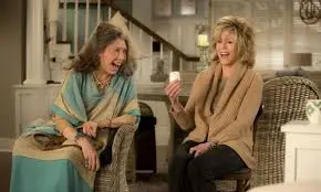 a imagem mostra uma das cenas da série de comédia e drama entre duas protagonistas mulheres grace and frankie