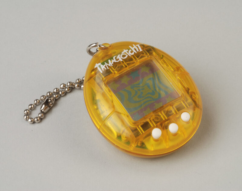 a imagem mostra um tamagotchi, brinquedo clássico dos anos 90