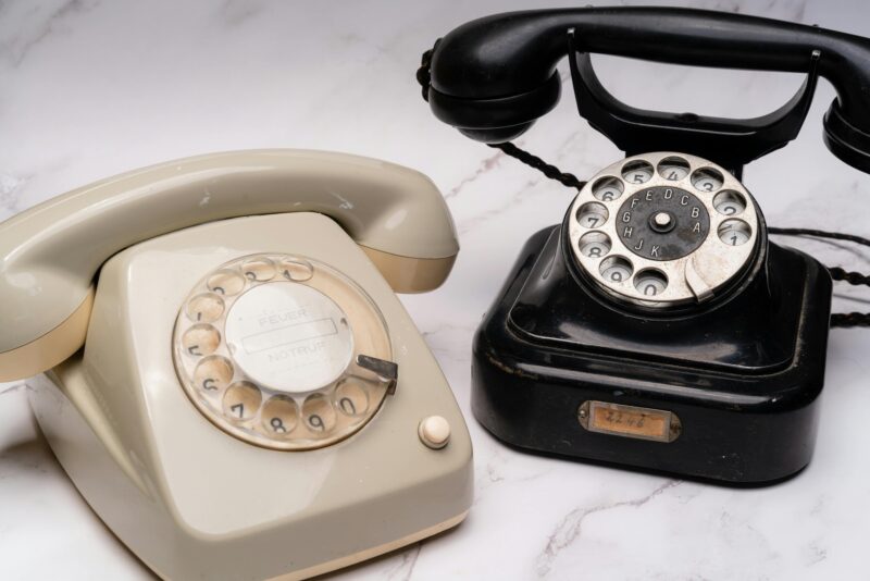 a imagem mostra telefones de girar ou de discar antigos