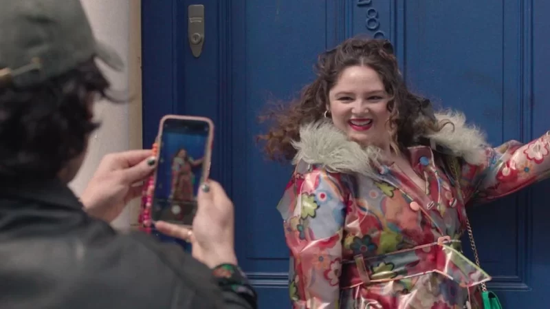 a imagem mostra uma das cenas da serie too much de lena duham na netflix